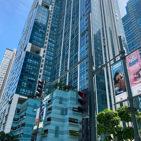 1 Bedroom Uptown Bgc Across Uptown Mall Manila Exteriör bild