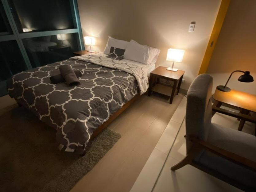 1 Bedroom Uptown Bgc Across Uptown Mall Manila Exteriör bild