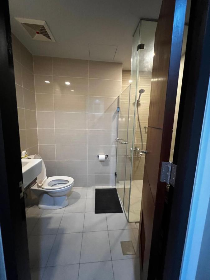 1 Bedroom Uptown Bgc Across Uptown Mall Manila Exteriör bild