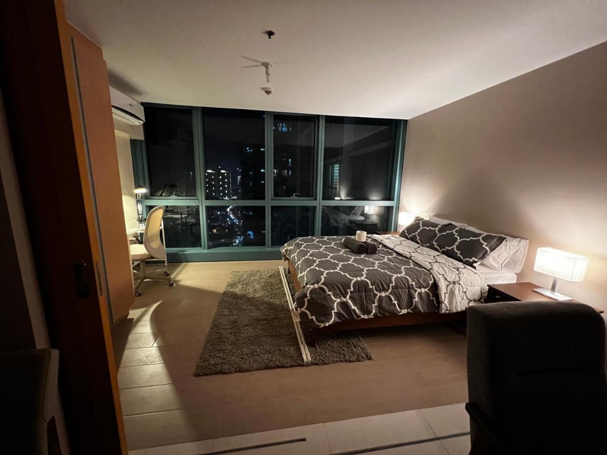 1 Bedroom Uptown Bgc Across Uptown Mall Manila Exteriör bild
