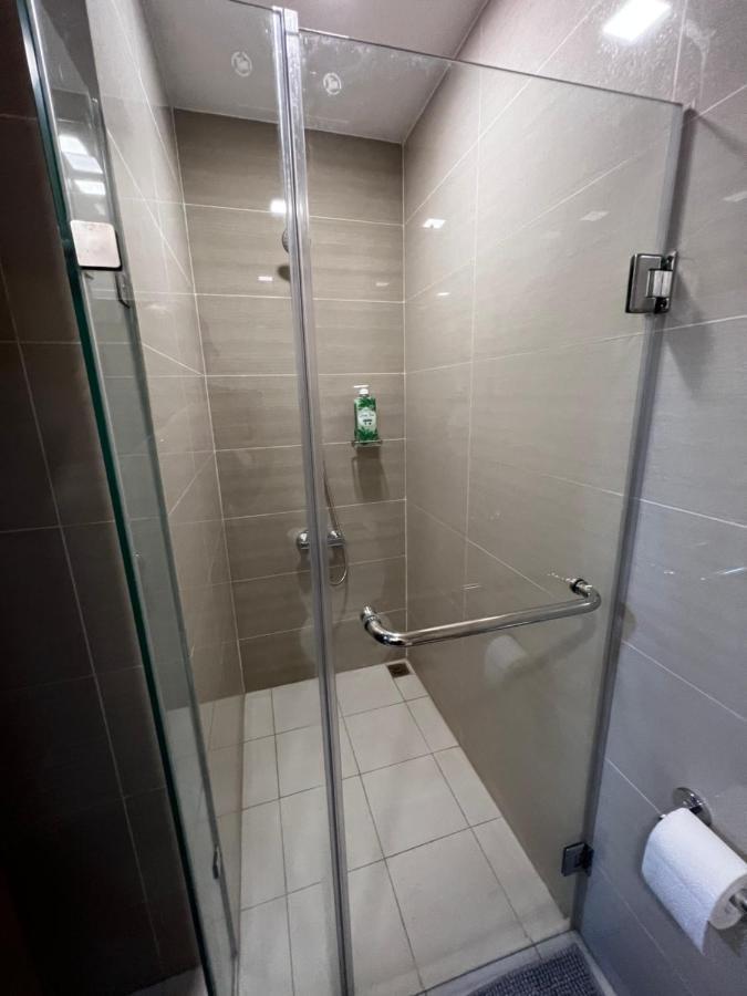 1 Bedroom Uptown Bgc Across Uptown Mall Manila Exteriör bild