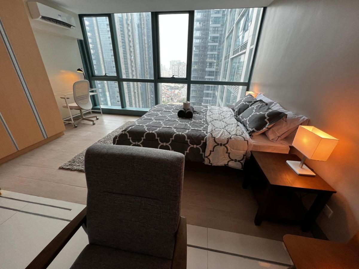 1 Bedroom Uptown Bgc Across Uptown Mall Manila Exteriör bild