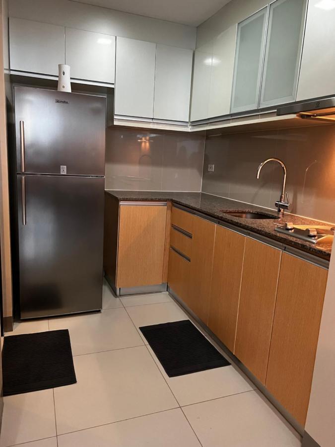 1 Bedroom Uptown Bgc Across Uptown Mall Manila Exteriör bild
