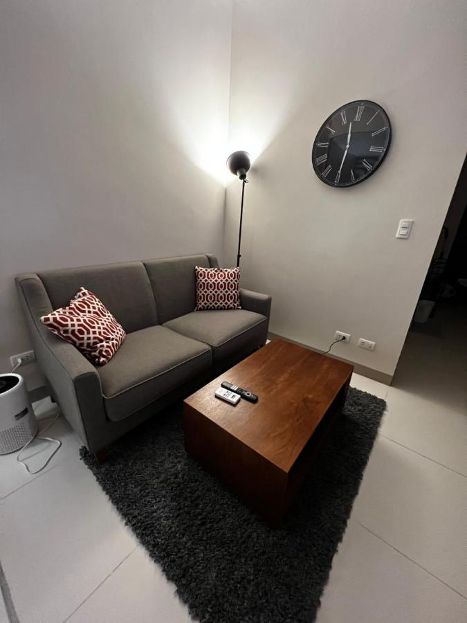 1 Bedroom Uptown Bgc Across Uptown Mall Manila Exteriör bild