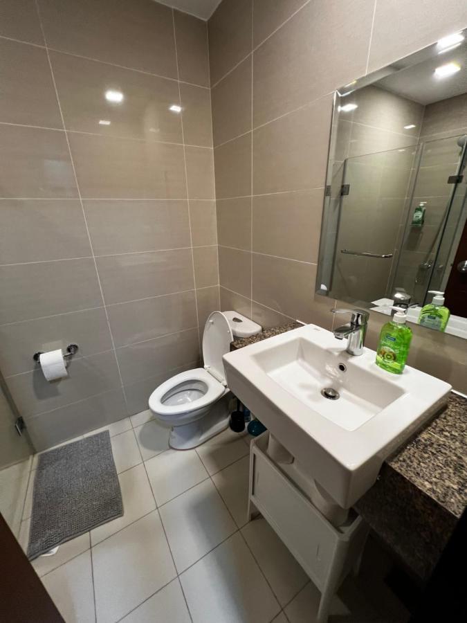 1 Bedroom Uptown Bgc Across Uptown Mall Manila Exteriör bild