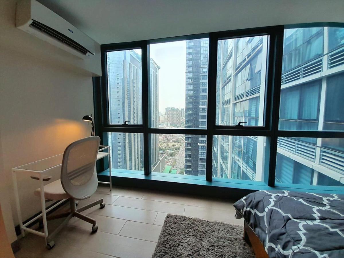 1 Bedroom Uptown Bgc Across Uptown Mall Manila Exteriör bild